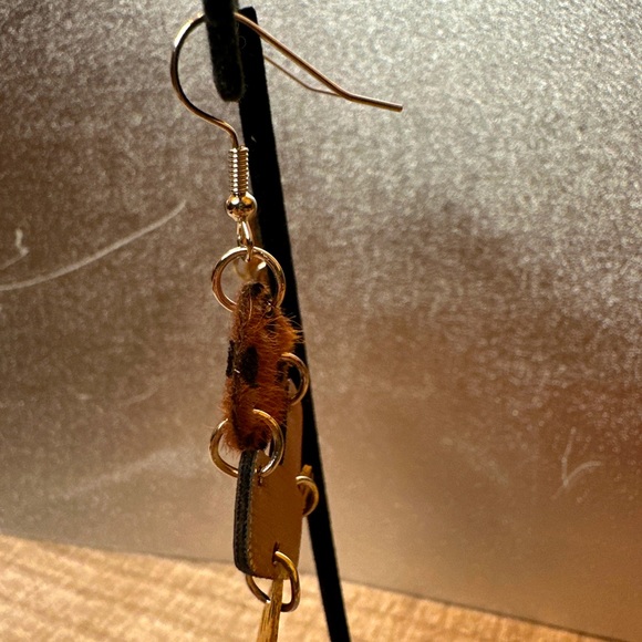 🌻2/$10.00PU Leather Crackle/Polkadot Earrings🌻 - Picture 2 of 4